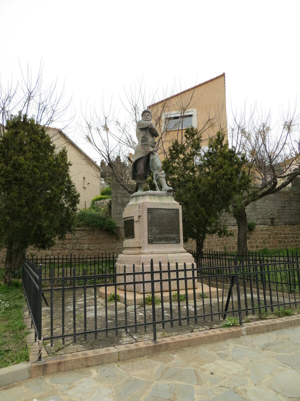 >Monument commémoratif du sergent Casalonga (Place d’Ampasimena)